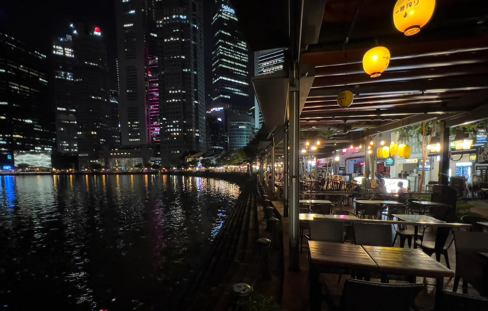 从驳船码头河畔餐厅望出去的夜景