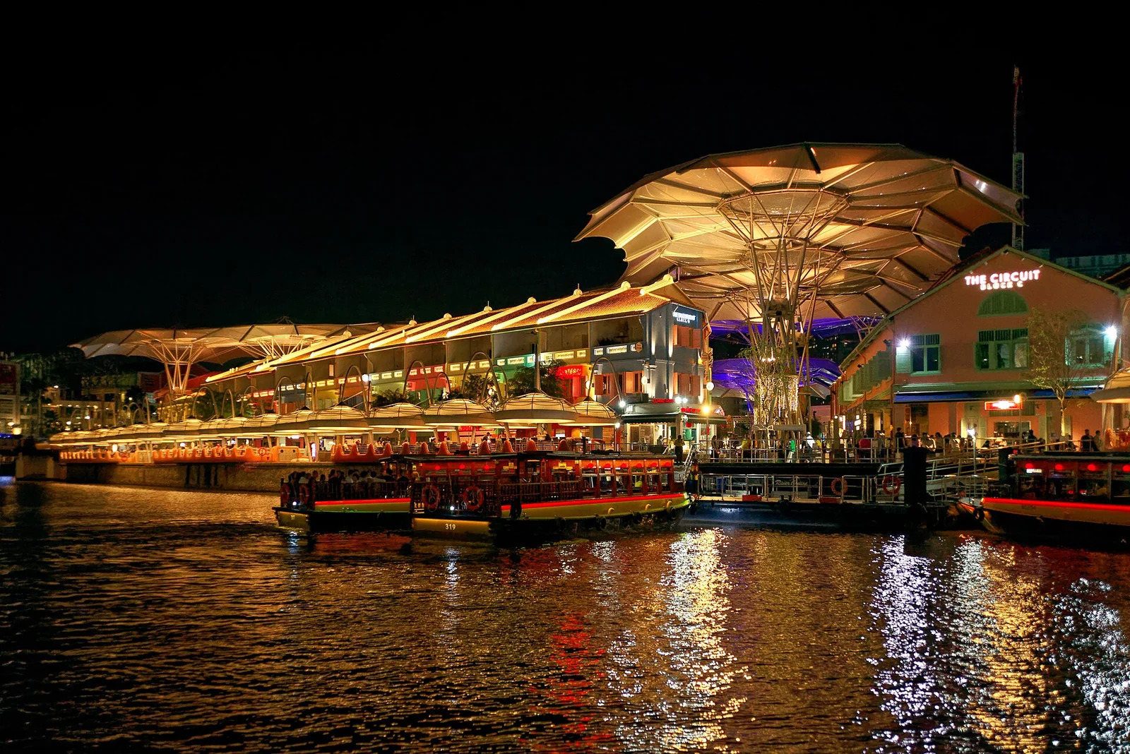 新加坡河畔克拉码头的夜间街景与灯光