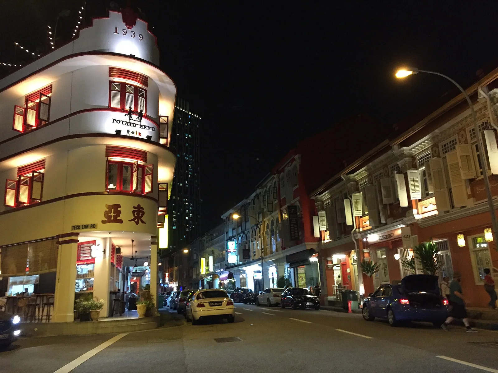恭锡路 36 号一带的夜间街景，位于牛车水与丹戎巴葛交界